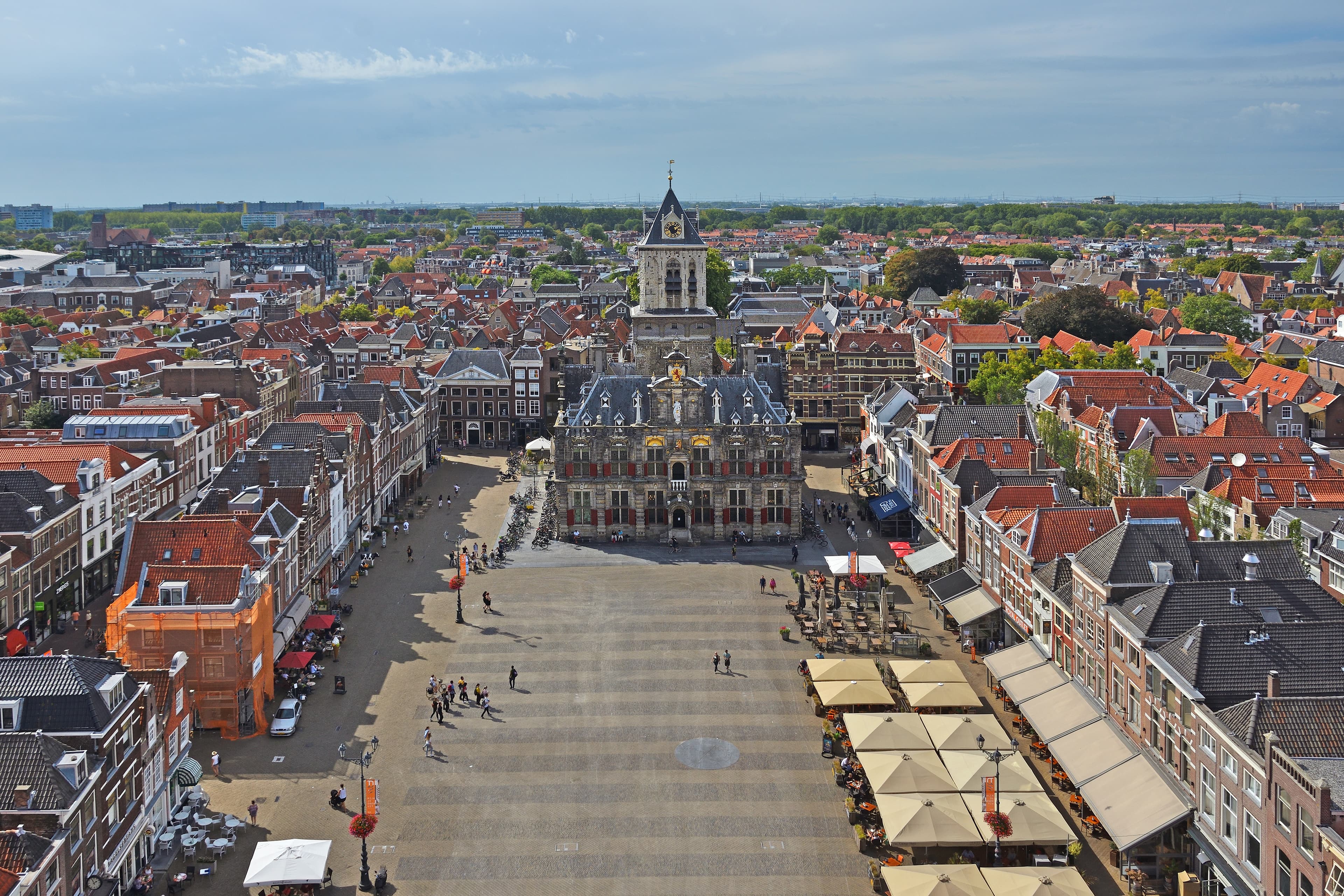 Lokale winkel met blauwe luifel