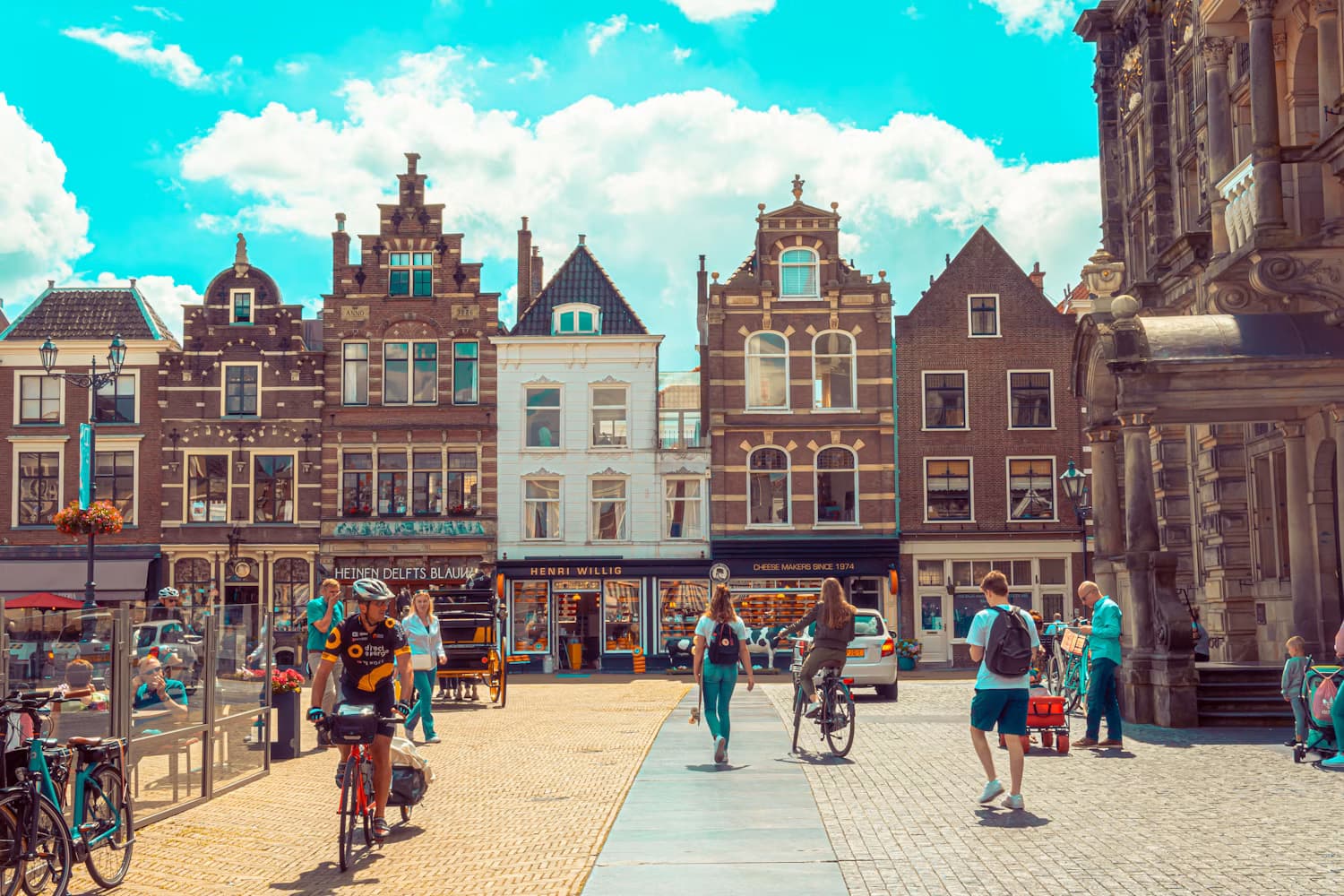 Mensen wandelen door de historische binnenstad van Delft